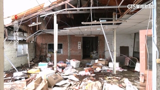 大車硬闖封閉路段　積水衝破玻璃2人受傷