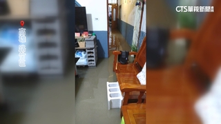 南台大雨狂炸　高雄路竹水淹進民眾家門