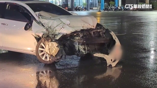 天雨路滑？高雄轎車猛撞大貨車　駕駛送醫治療