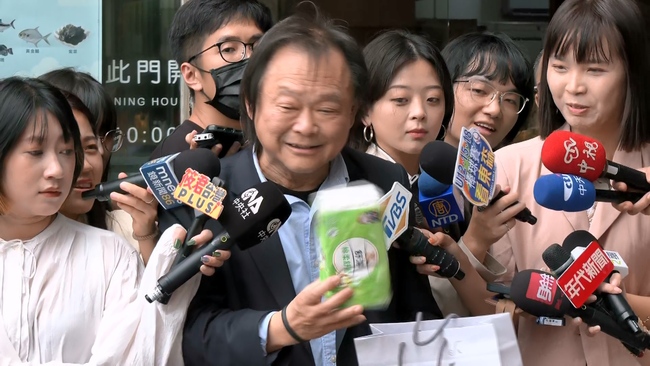 送柯建銘衛生紙　王世堅「自己去擦屁股」：要有自知之明、扛起責任 | 華視新聞