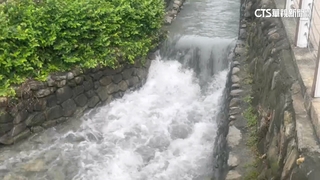 高雄連日大雨！　「龍巖冽泉」湧現泉水民眾驚奇