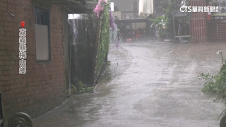 嘉義梅山鄉「泥流吞噬道路」　居民趁雨緩敲磚挖溝救家園