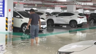 淹水！　台中烏日汪洋一片　駕駛無奈「水上開車」
