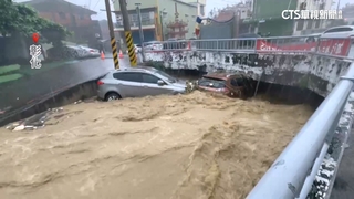 彰化道路淹成小瀑布　排水溝潰堤6車被洪水沖走