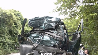 水泥車下山疑車速太快　撞廂型車再翻落山谷