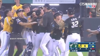 挨轟後觸身球砸江坤宇　引爆象鷹板凳清空