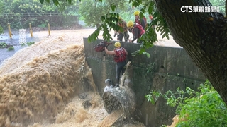 險！　南投溪水暴漲淹路面　女騎士遭沖下排水溝急求救