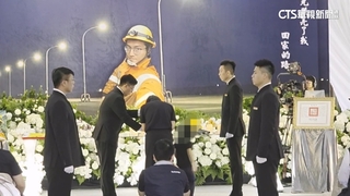 風災搶修殉職今出殯！　7工程車舉臂　送別「台電英雄」