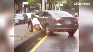 車禍移車忘打P檔！　愛車自動滑行再撞兩車.駕駛狂追