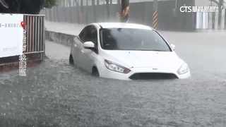 暴雨狂炸！台南「多地淹水」　民眾上班途中受困