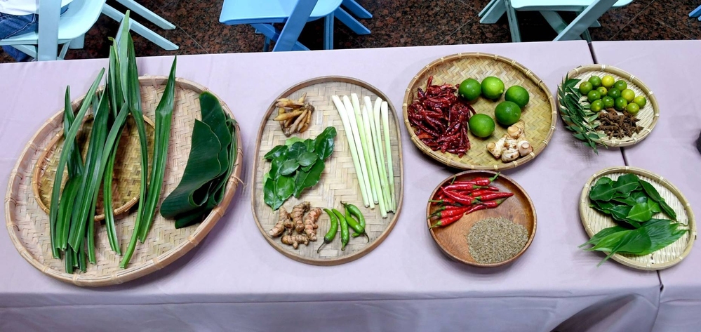 南洋料理達人劉明芳準備多樣香料展示