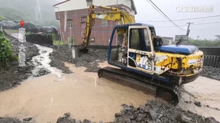 豪雨成災！　高雄六龜中興里　土石流淹路灌進民宅