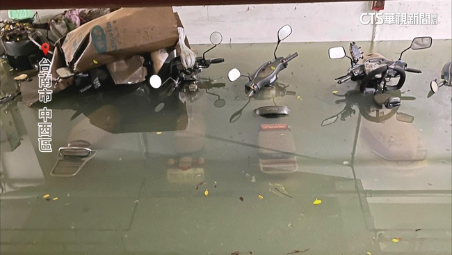 台南豪雨猛灌大樓停車場數十輛機車慘遭滅頂