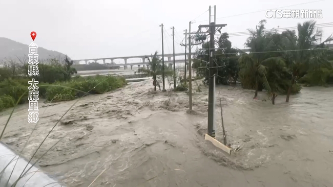 豪雨不斷！　太麻里「金崙溪」暴漲淹道路　大水直衝民宿 | 華視新聞