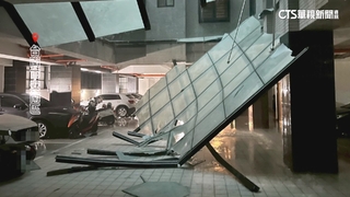 台南雨狂炸！　採光玻璃疑承受不住重量　砸落華廈車庫