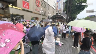 淋雨也要看偶像！　男團簽唱會排隊人龍擠進地下道