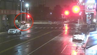 轎車自撞分隔島　男駕駛酒測值超標送辦