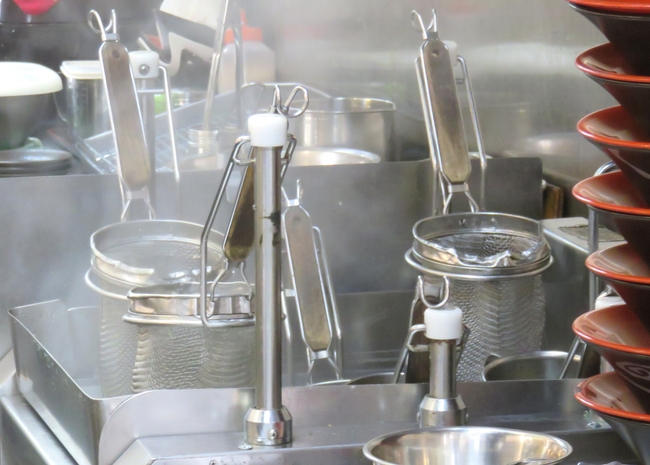 六旬婦人買麵「1行為」超噁！　一票人全傻眼：好沒水準 | 華視新聞