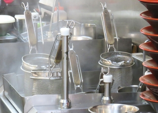 六旬婦人買麵「1行為」超噁！　一票人全傻眼：好沒水準