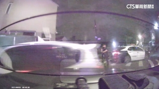 嫌偷A牌掛B車上路「拒檢撞警車」　警開槍追捕