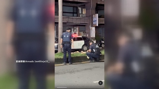 高雄下雨「下到生菇」！民眾闖分隔島搶拍　員警到場摘除