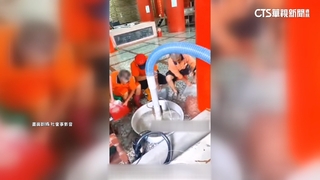 大雨淹進廟宇倉庫　廟方人員急用畚斗掃水