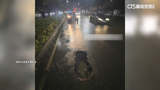 連日大雨高雄路面驚見大洞　4車行經爆胎受損急修路