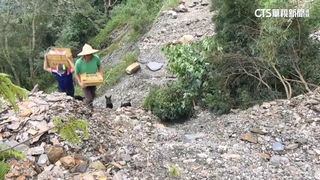 三地門大社部落聯外道路中斷　族人徒步送物資