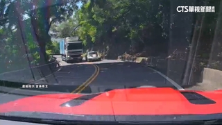 逆向超車「險遭夾擊」！　對向車主討公道：差點撞到我