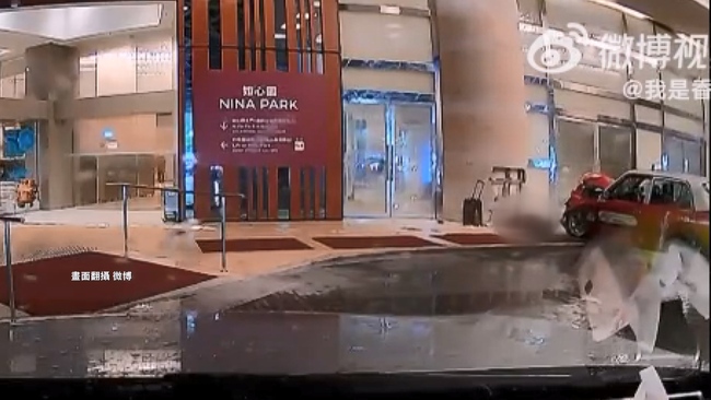菲男香港酒店外「遭計程車撞斃」！　8旬老司機稱頭暈才駕車失控 | 華視新聞