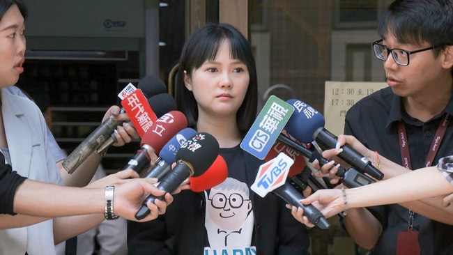 身穿生日T-shirt慶祝柯文哲66大壽　吳怡萱嘆：遺憾的是生日要看到鍾小平 | 華視新聞