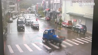 闖紅燈失控衝對向車道　休旅車遭撞「倒退」20公尺