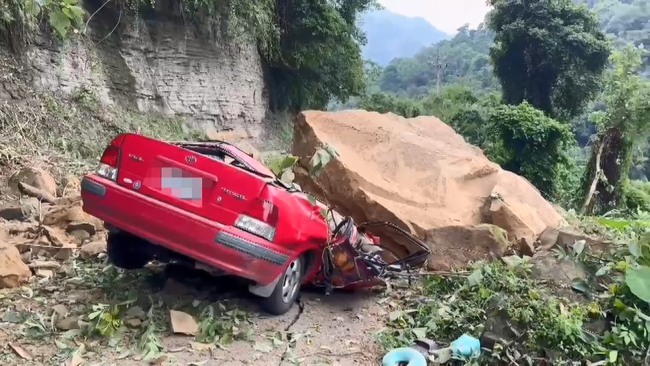 苗栗泰安山區落石崩塌　巨石砸中轎車「車體變形」2人慘死 | 華視新聞