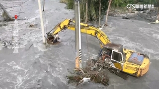 台東溪水改道沖歪電桿斷線　怪手挖斗載台電人員搶修