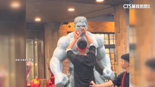 道士幫「漫威浩克」開光網友熱議　業者：路沖石敢當