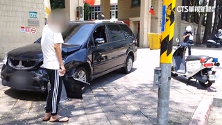 驚險全錄！　76歲駕駛連撞3車　撞國中前燈柱才停下