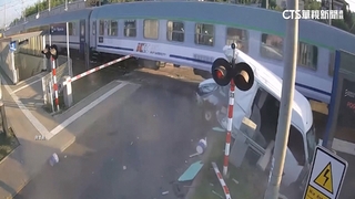 波蘭貨車卡平交道　遭火車衝撞車尾掀開　駕駛幸無事