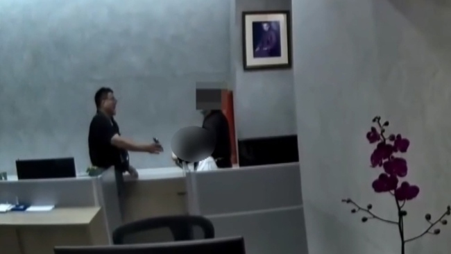 男闖台中法鼓山寶雲寺「持刀挾持女員工」　柔道冠軍警奪刀壓制！驚險對峙畫面曝 | 華視新聞