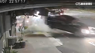 連環撞！　左轉車擦撞直行車　失控撞飛停等紅燈騎士