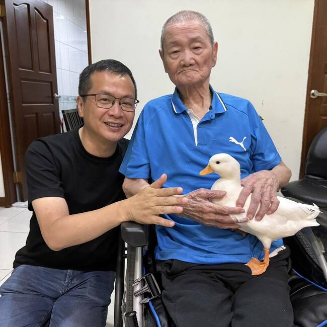 羅智強祝父親節快樂！　曬父子合照曝「1亮點」：父親的第四個孩子 | 華視新聞