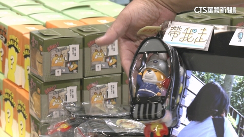 文博會太好買！民眾推行李箱逛展　室內排隊避高溫