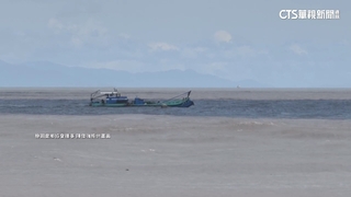 豪大雨後高屏溪口陰陽海再現　漁民忙撈「曬中蝦」