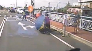 上班慘遭毒品通緝撞　騎士倒燙地居民急幫撐傘