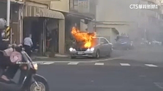 煤氣行在旁邊...　汽車引擎蓋突竄火　駕駛驚險逃