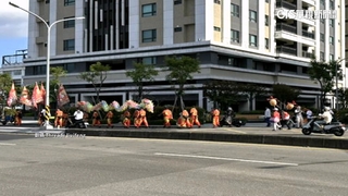 香客控婦佯廟會人員　強塞3平安糖索100元