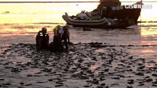 只顧夕陽無限好　男闖彰化海灘拍照半身陷軟泥