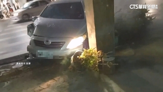 酒駕失控撞民宅！　女駕駛坐地大喊　拒配合調查