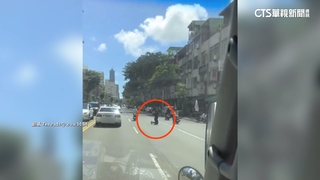 高雄情侶吵架　男跪路中雙手高舉求饒！　危險畫面曝