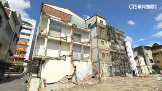 左右鄰宅拆除成「獨棟透天厝」　屋主：非釘子戶.搬家中