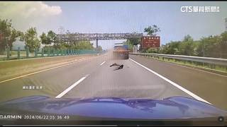 行駛國道引擎蓋掀砸擋風玻璃　駕駛無傷：謝謝媽祖